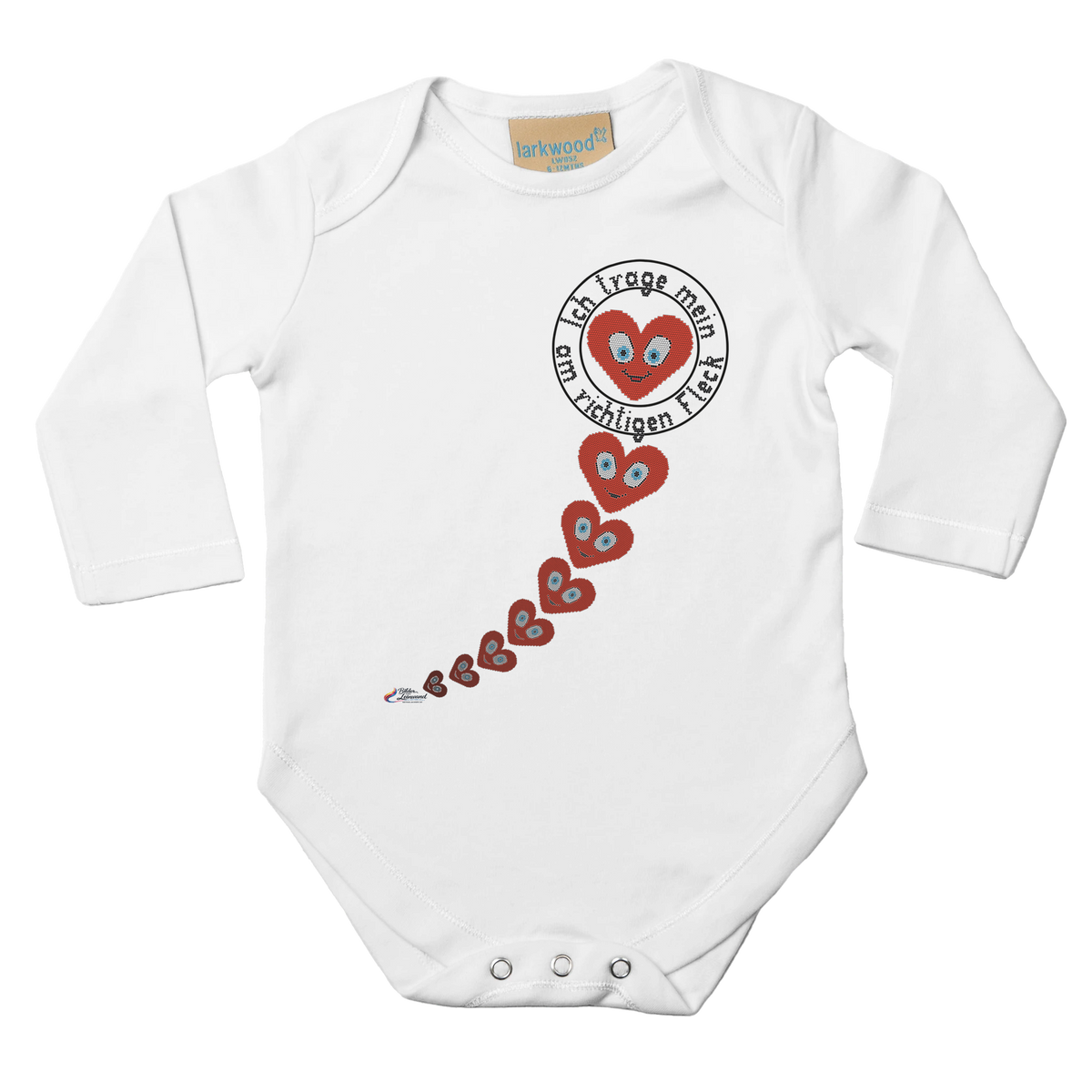 Weißer Langarm-Baby-Strampler mit roten Herzen und dem Schriftzug „Ich trage mein Herz am richtigen Fleck“.